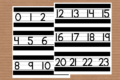 Bordo su sfondo bianco e nero con numeri da 0 a 99